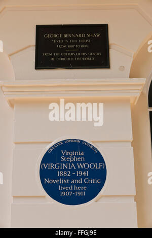 Une plaque bleue commémorative de Virginia Woolf (1882 - 1941) et George Bernard Shaw sur l'affichage sur un mur à Londres, au Royaume-Uni. Banque D'Images