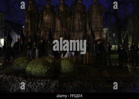 Worms, Allemagne. Feb 13, 2016. L'aile droite protestataires stand avec les drapeaux sur le mémorial de l'Prussian-Hessian Infantry Regiment 'Prince Carl' 118 . Environ 80 membres du parti de droite 'Der III. Weg" (La troisième voie) ont défilé dans les vers en souvenir de ceux qui ont été tués par les bombardements alliés à Dresde. Ils ont été rejoints par des Néo Nazis de la Hongrie. Certains manifestants anti-fascistes se tenait contre le long du chemin. Crédit : Michael Debets/Pacific Press/Alamy Live News Banque D'Images