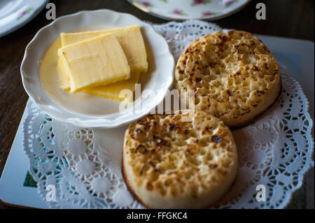 Matin des crumpets et le beurre en Angleterre Banque D'Images