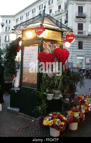 Napoli, Italie. Feb 13, 2016. Kiosque de vente de fleurs dans les rues de Naples, décorée pour la Saint-Valentin. Credit : Salvatore Esposito/Pacific Press/Alamy Live News Banque D'Images