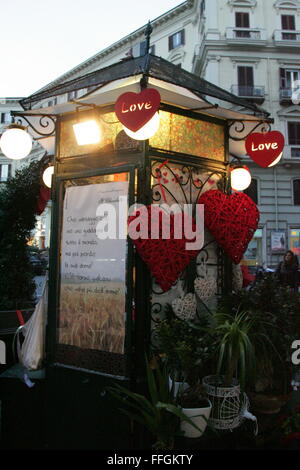 Napoli, Italie. Feb 13, 2016. Kiosque de vente de fleurs dans les rues de Naples, décorée pour la Saint-Valentin. Credit : Salvatore Esposito/Pacific Press/Alamy Live News Banque D'Images