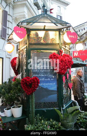 Napoli, Italie. Feb 13, 2016. Kiosque de vente de fleurs dans les rues de Naples, décorée pour la Saint-Valentin. Credit : Salvatore Esposito/Pacific Press/Alamy Live News Banque D'Images