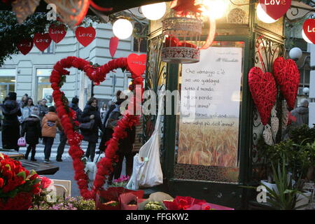 Napoli, Italie. Feb 13, 2016. Kiosque de vente de fleurs dans les rues de Naples, décorée pour la Saint-Valentin. Credit : Salvatore Esposito/Pacific Press/Alamy Live News Banque D'Images