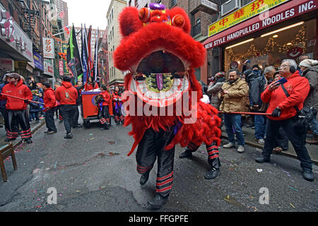 Un lion dansant devant un restaurant sur la rue Doyers dans le quartier chinois de New York le nouvel an lunaire 2016. Banque D'Images