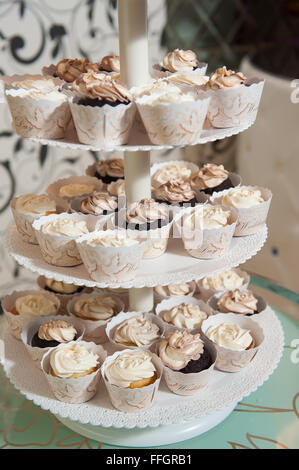 Beaucoup de petits gâteaux sur Stand Cupcake en partie de mariage Banque D'Images