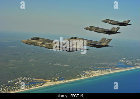 F-35A Lightning II du 58e Escadron de chasse, 33e Escadre de chasse, Eglin AFB, en Floride, effectuer une mission de ravitaillement en vol, le 14 mai 2013, au large de la côte nord-ouest de la Floride. La 33e Escadre de chasse est un programme conjoint de formation à l'entretien et de vol d'études supérieures que les trains de l'aile armée de l'air, marine, Marine et partenaire international des opérateurs et des responsables de la F-35 Lightning II. Banque D'Images