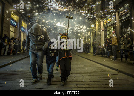 Barcelone, Catalogne, Espagne. Feb 13, 2016. Les enfants en costumes diable danse pour percussions traditionnelles sous l'explosion d'artifice pendant les 'correfocs' (fire-va) à Barcelone, le festival de la ville d'hiver "Santa Eulalia" 2016. Credit : Matthias Rickenbach/ZUMA/Alamy Fil Live News Banque D'Images