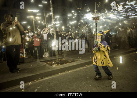 Barcelone, Catalogne, Espagne. Feb 13, 2016. Les enfants en costumes diable danse pour percussions traditionnelles sous l'explosion d'artifice pendant les 'correfocs' (fire-va) à Barcelone, le festival de la ville d'hiver "Santa Eulalia" 2016. Credit : Matthias Rickenbach/ZUMA/Alamy Fil Live News Banque D'Images