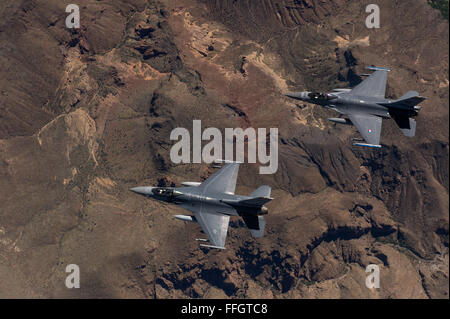 F-16 Fighting Falcon de la 162e Escadre, Tucson, Arizona voler sur une gamme de formation le 8 avril 2015. La 161e Escadre gère une flotte de plus de 70 F-16 C/D et Mise à jour de mi-vie du Fighting Falcon. Il y a trois escadres et de nombreuses unités d'entretien affecté à l'escadre. Banque D'Images