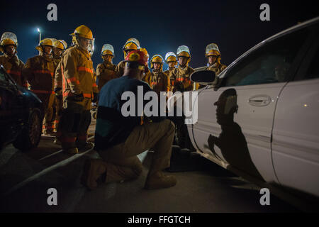 Omar Moore, 312e Escadron d'entraînement, Goodfellow Air Force Base, Texas, explique à l'étudiant d'extraction du véhicule les pompiers au ministère de la Défense Louis F. Garland Fire Academy, 16 octobre, 2015. L'académie militaire conjointe sert de passerelle pour la Force aérienne, l'armée et les pompiers. Dans les 68 jours de formation, ces membres de l'apprentissage nécessaire pour sauver des vies comme un pompier, l'élimination des incendies complexes et de la communication. Banque D'Images