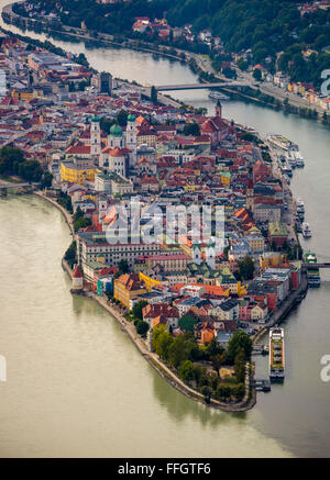 Vue aérienne, de la vieille ville de Passau avec la cathédrale Saint-Étienne sur la place de la cathédrale comme siège de l'évêque de Passau, Banque D'Images