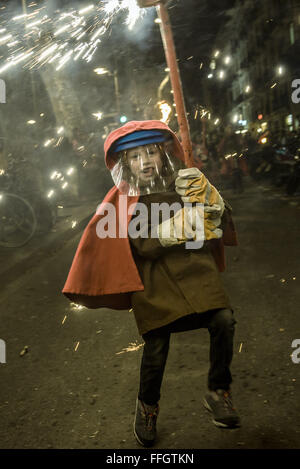 Barcelone, Catalogne, Espagne. Feb 13, 2016. Les enfants en costumes diable danse pour percussions traditionnelles sous l'explosion d'artifice pendant les 'correfocs' (fire-va) à Barcelone, le festival de la ville d'hiver "Santa Eulalia" 2016. Credit : Matthias Rickenbach/ZUMA/Alamy Fil Live News Banque D'Images