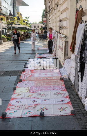 Vendeur de rue, vente de nappes au crochet à la rue Knez Mihailova (Prince Michael) Rue de Belgrade, Serbie Banque D'Images