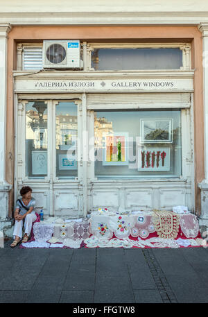 Vendeur de rue, vente de nappes au crochet à la rue Knez Mihailova (Prince Michael) Rue de Belgrade, Serbie Banque D'Images