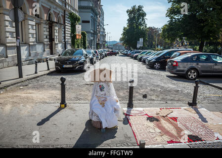 Vendeur de rue, vente de nappes au crochet à la rue Knez Mihailova (Prince Michael) Rue de Belgrade, Serbie Banque D'Images