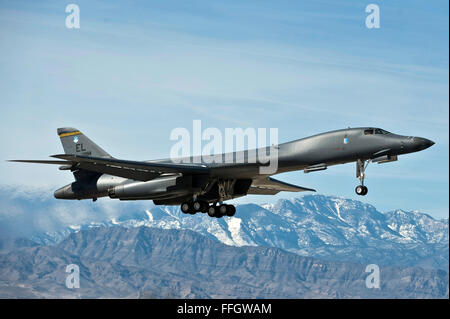 Un U.S. Air Force B-1B Lancer appareille pour une mission de formation sur la gamme de formation et d'essai au Nevada au cours de drapeau rouge 12-2 à Nellis Air Force Base, Nevada Drapeau Rouge est un exercice d'entraînement de combat impliquant les forces aériennes des États-Unis et de ses alliés. L'exercice est hébergé au nord de Las Vegas sur l'NTTR. Banque D'Images