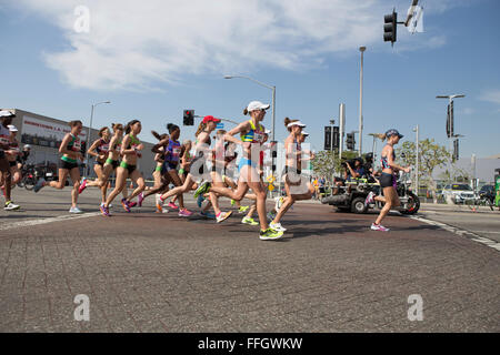 LA, Californie, USA. Feb 13, 2016. Le début de la Womens USA procès marathon à Los Angeles en Californie Banque D'Images