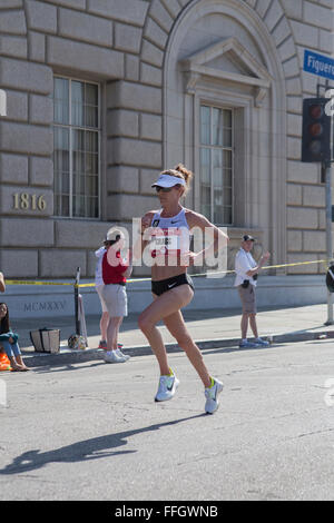 LA, Californie, USA. Feb 13, 2016. Amy Cragg : donnerait un coup de pied loin de le domaine de gagner la course des femmes dans un temps de 2:28:27 Banque D'Images