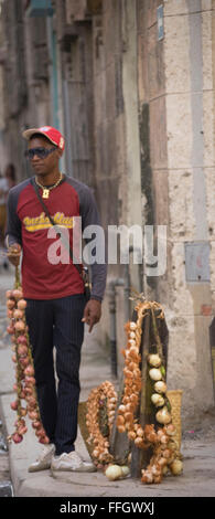 La vente de l'oignon à l'homme dans les rues de La Havane, Cuba Banque D'Images