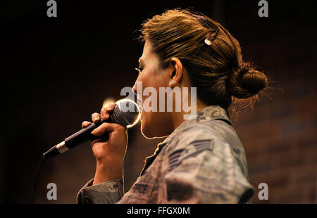 Le s.. Angie Johnson répète avec 571 e Air Force Band rock ensemble Sidewinder pendant sa garde nationale aérienne mensuel de formation de l'unité assemblée générale à l'administration centrale du groupe à Saint Louis, la carrière de chanteuse Johson ve a pris son envol à la suite d'une large diffusion de vidéo Internet son chant avec son compagnon de Sidewinder et sa participation sur la réalité talent show 'la voix.' Banque D'Images