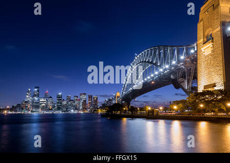 Sydney Harbour Bridge avec la ville la nuit. Banque D'Images