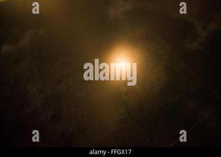 Une ronde de 105 mm tiré depuis un AC-130U Spooky a des répercussions sur la zone cible pendant un exercice guerrier Emeraude à Hurlburt Field, Fla. Banque D'Images