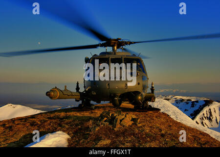 Un Alaska Air National Guard HH-60G Pave Hawk haute altitude pratiques l'atterrissage. La mission première de l'hélicoptère Pave Hawk est d'effectuer la récupération du personnel de jour ou de nuit dans des opérations hostiles pour récupérer le personnel isolé pendant la guerre. Banque D'Images
