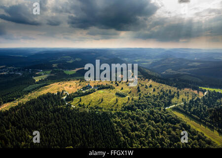 Vue aérienne, Kahler Asten couverture nuageuse basse, des landes, réserve naturelle, Astenturm, station météo Asten, Winterberg, Sauerland, Banque D'Images