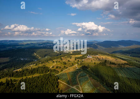 Vue aérienne, Kahler Asten couverture nuageuse basse, des landes, réserve naturelle, Astenturm, station météo Asten, Winterberg, Sauerland, Banque D'Images