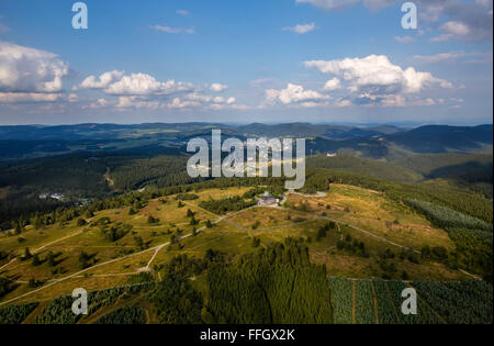 Vue aérienne, Kahler Asten couverture nuageuse basse, des landes, réserve naturelle, Astenturm, station météo Asten, Winterberg, Sauerland, Banque D'Images