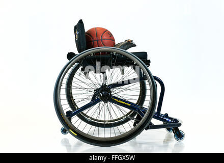 Jeux de guerrier jeux de basket-ball en fauteuil roulant suivent les mêmes règles que la NCAA avec quelques modifications pour tenir compte de la zone du jeu. Chaque équipe est tenue d'avoir au moins deux joueurs avec des déficiences des membres inférieurs sur la cour en tout temps. Banque D'Images