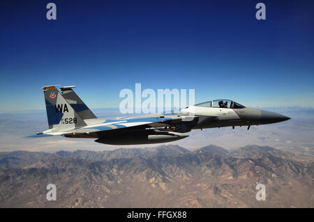 Un F-15E Strike Eagle combats aériens contre les membres de l'Armée de l'air de l'École d'armes. Banque D'Images