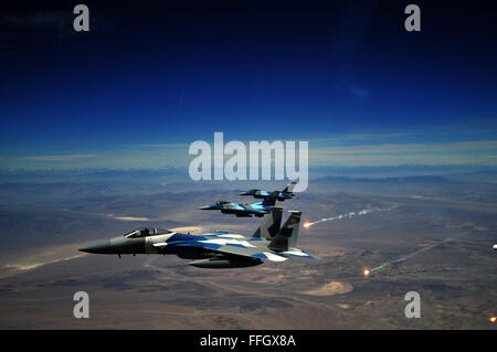 Un F-15E Strike Eagle et deux 65th Aggressor Squadron F-16 Fighting Falcon voler en formation après un combat contre des membres de l'Armée de l'air de l'École d'armes. Banque D'Images