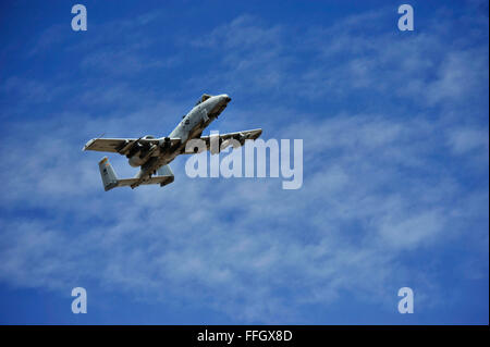 Un A-10 Warthog du 66e Escadron d'armes recherche un pilote abattu lors d'une mission de recherche et sauvetage au combat dans le cadre de l'Armée de l'air de l'École d'armes. Banque D'Images