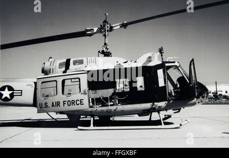 La vue latérale d'une armée de l'air HH-1H Huey montrant les arbres du rotor et du moteur de la grue à l'gousses Air Force Flight Test Center à Edwards Air Force Base, en Californie, en 1972. Banque D'Images