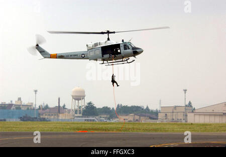 Le s.. David Jewell rappels d'un UH-1 au cours de la formation. Jewell est une survie, évasion, résistance et échapper à l'instructeur du 374e Escadron de soutien des opérations à Yokota Air Base, le Japon. Le but de la formation était de développer les capacités de la mission et d'accroître les possibilités de formation pour les équipages d'hélicoptères 459e Escadron de transport aérien. Banque D'Images