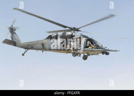 Un HH-60G Pave Hawk hélicoptère de partir pour une mission d'alerte au Camp Bastion, l'Afghanistan. Les membres du 46e Escadron de sauvetage expéditionnaire a récemment commencé transportant le sang encore une fois sur des missions de sauvetage, l'augmentation du taux de survie des combattants blessés Banque D'Images