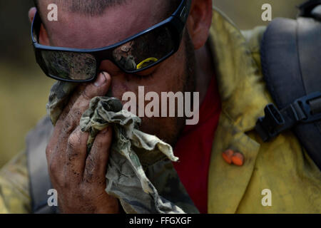 Vandenberg Air Force Base Hot Shot fire fighter Chris Loung wipes la sueur de son visage tout en coupant une ligne de feu le 28 juin 2012 dans la région de Mount Saint François de Colorado Springs (Colorado), tout en aidant à combattre plusieurs incendies dans la région de Waldo Canyon. Le Canyon Waldo a pris de l'incendie 18 500 acres et brûlé plus de 300 maisons. En ce moment, plus de 90 pompiers de l'Académie, ainsi que des actifs d'Air Force Space Command, F.E. Warren Air Force Base, Wyo. ; Fort Carson, Colorado ; et la communauté locale continuent à lutter contre les incendies Canyon Waldo Banque D'Images