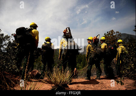 Hot Shot Vandenberg membres se préparent à couper une ligne de feu dans le Mont Saint François domaine de Colorado Springs, Colorado 'En raison de la menace pour les structures, ils veulent nous voir ici plus longtemps. Mais si c'était ma maison brûle, je veux quelqu'un dehors là aussi. Il est toujours à l'esprit la raison pour laquelle nous sommes ici. Je veux quelqu'un de protéger ma maison. Il nous garde, d'esprit et nous rappelle pourquoi nous sommes ici et ce que nous économisons,' dit Squad Patron Richard étrange. Banque D'Images