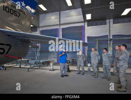 Hackworth raconte des histoires sur le F-86G Sabre quand il a travaillé en tant que jeune chef d'équipe d'aviateurs à Moody AFB. Banque D'Images