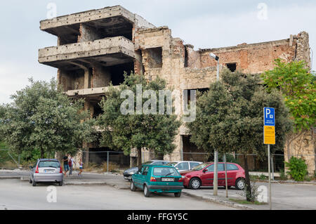 Bâtiment abandonné, detroyed au cours de la guerre de Bosnie à Bulevar Street dans la ville de Mostar, Bosnie-Herzégovine Banque D'Images