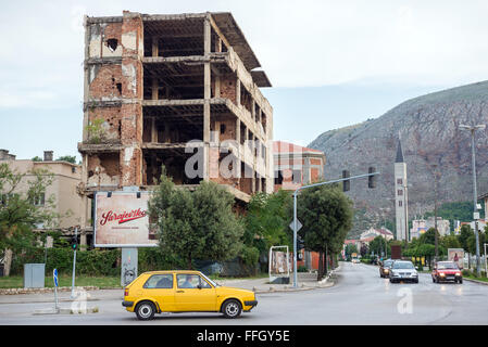 Bâtiment abandonné, detroyed au cours de la guerre de Bosnie à Bulevar Street dans la ville de Mostar, Bosnie-Herzégovine Banque D'Images