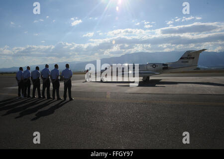 Les dirigeants du 612e Escadron de la base de l'air en stand-by Master Chef sergent de l'Armée de l'air James A. Roy quitte la base aérienne de Soto Cano, au Honduras. L'une des responsabilités du directeur de la master sergeant Air Force est de voyager à travers le monde pour rencontrer les aviateurs et en apprendre davantage sur les questions qui sont les plus importantes pour eux. Banque D'Images