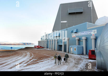 Aviateurs entrez le système de détection lointaine des missiles balistiques au bâtiment Base aérienne de Thulé, au Groenland. Banque D'Images