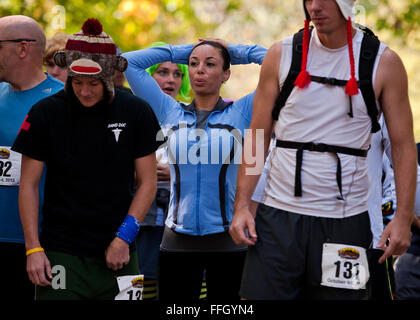 En attendant, le Capitaine Melissa jour exhale doucement avant le début de la course de montagne de huit kilomètres. La course est l'une des cinq régions du Désert Challenge, qui se déroule dans les montagnes des Appalaches de la Virginie de l'Ouest. Banque D'Images