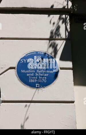 Une plaque bleue commémorative de Sir Syed Ahmed Khan (7 octobre 1817 - 27 mars 1898) sur l'affichage sur un mur à Londres, au Royaume-Uni. Banque D'Images