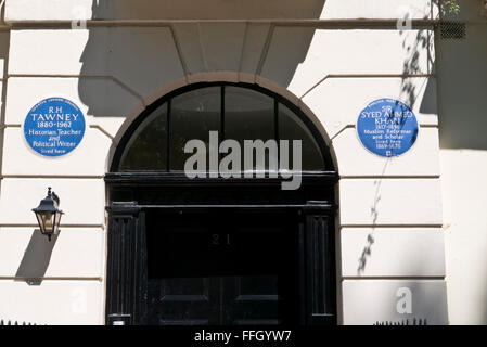 Deux plaques commémoratives blue avec les noms de Tawney droit et Syed Ahmed Khan sur l'affichage sur un mur à Londres, Royaume-Uni. Banque D'Images