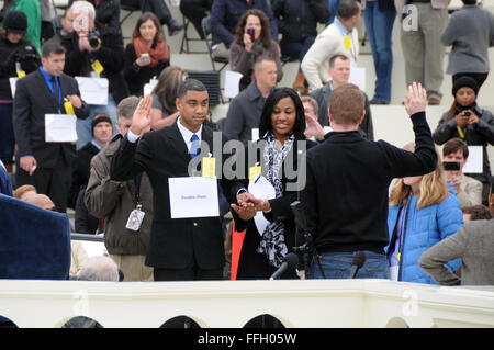 Le sergent-major de la Force aérienne. Serpico D. Elliot et de l'Armée de la CPS. Delandra Rollins stand-in comme le président Barack Obama et Première Dame Michelle Obama lors d'une répétition générale à l'ouest avant de la Capitol en préparation pour la 57e Cérémonie d'investiture. Banque D'Images