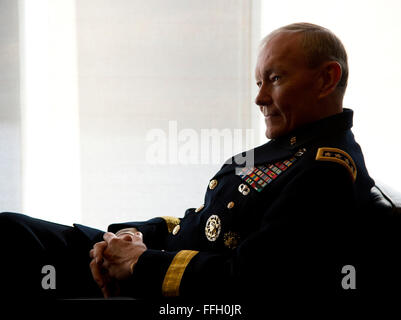 Le général Martin E. Dempsey Marine parle avec des amis avant une cérémonie de la retraite le 3 novembre 2012, à West Point, N.Y. Dempsey est le chef de l'état-major interarmées. Banque D'Images