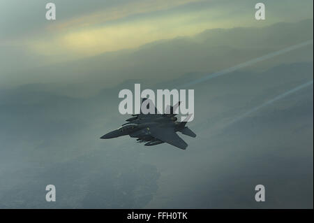 Un U.S. Air Force F-15E Strike Eagle de la 391e Escadron expéditionnaire de la Base aérienne de Bagram en Afghanistan en vol le 10 novembre 2008. Banque D'Images